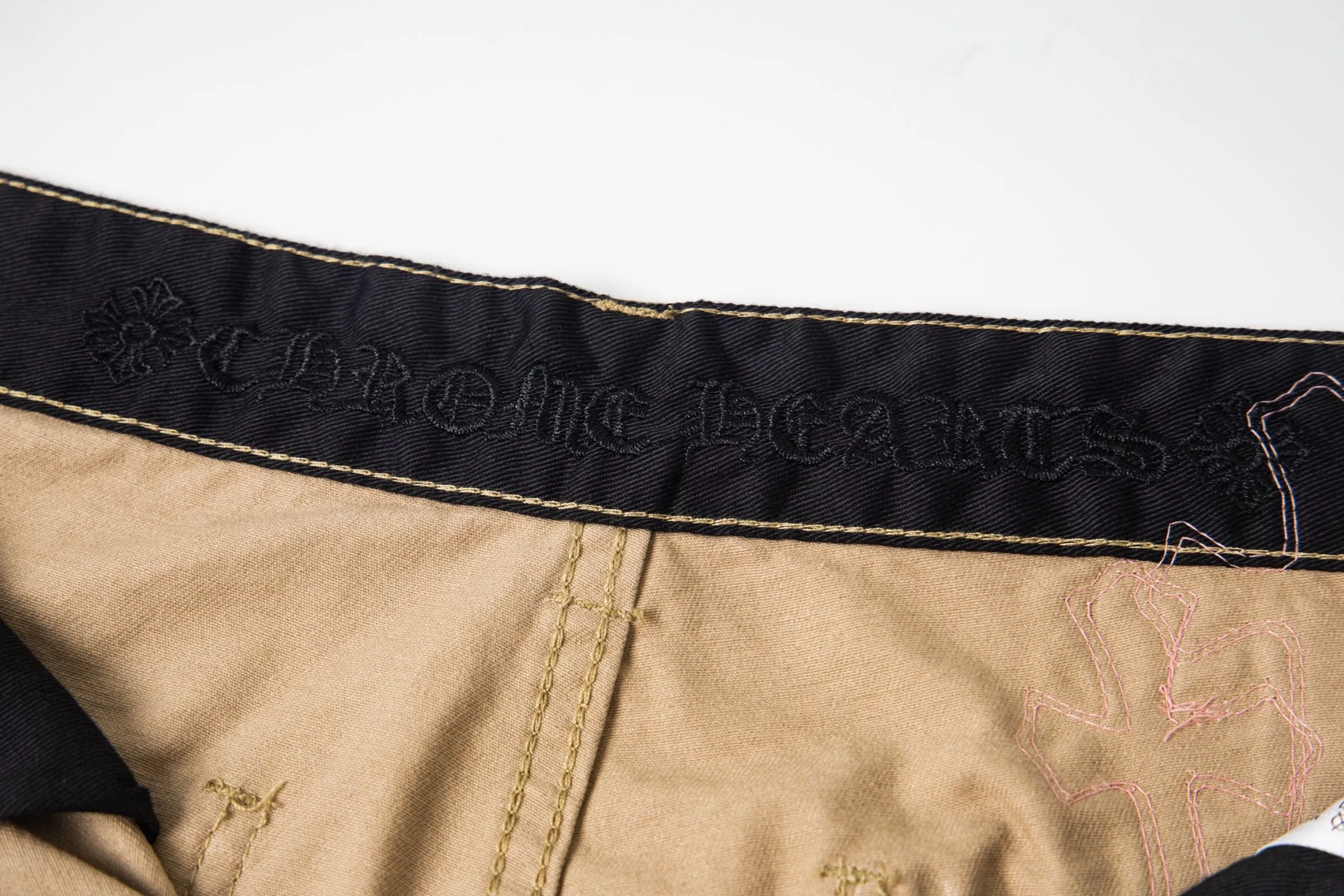 P260 Chrome Hearts Cherry Blossom Pink Leather and Wooden Spliced ​​Washed Jeans Authentically restore the ultimate vintage texture. Three-dimensional version. Loose and comfortable, not picky about the figure. Makes taller and slimmer. Factory-made. Original factory quality control. Same style for men and women. Can be matched with couples. Versatile recommendation. Must-have jeans for all seasons. Fashionistas have been disappointed. The quality selection of fabrics, the tailoring of details, and the matching of patterns are all impeccable! The upper body is so handsome when worn...it can be easily worn by men, women and children! The craftsmanship is made of heavy-duty washed pure cotton denim fabric. After washing, it is soft and thick. It is very stylish when worn on the body. Style number: 1758# (the same jacket is available) Color: Khaki Size: 28 30 32 34
